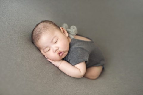best newborn photographer milan italy