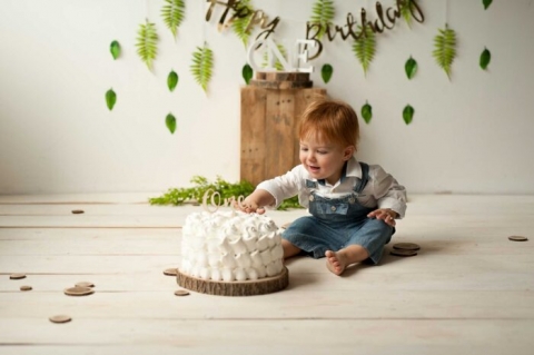 bambino che festeggia il primo compleanno con smash cake